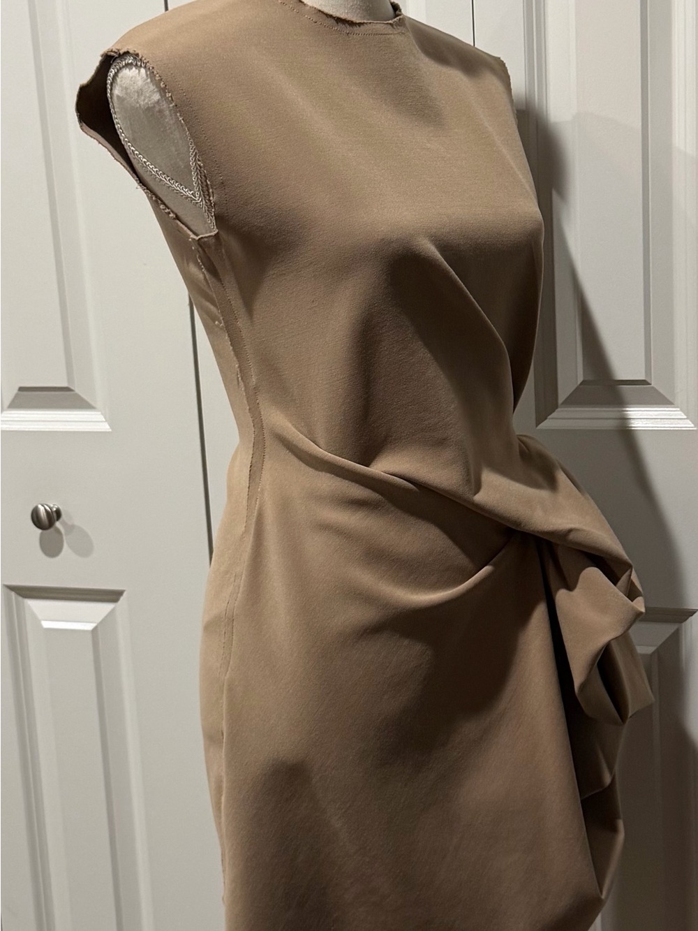 LANVIN RIVER 2009 TAN SCULPTURAL SIDE DRAPE DRESS - FR 36 - Picture 5 of 6
